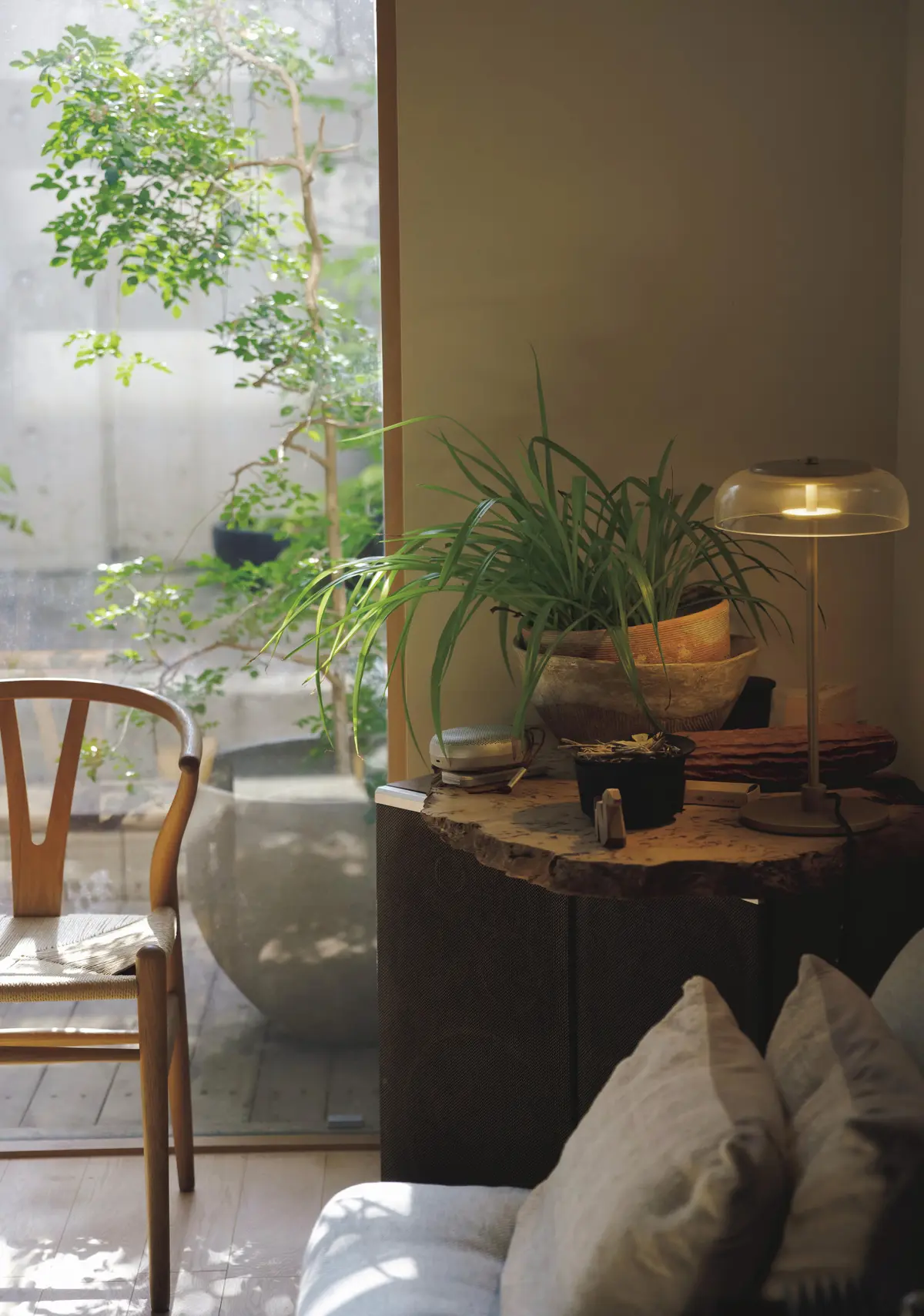 【50代の実家問題】美しく経年変化する素材を用いてリノベーション。“自分らしく住み継ぐ”という選択　野村友里さん　サロンの写真