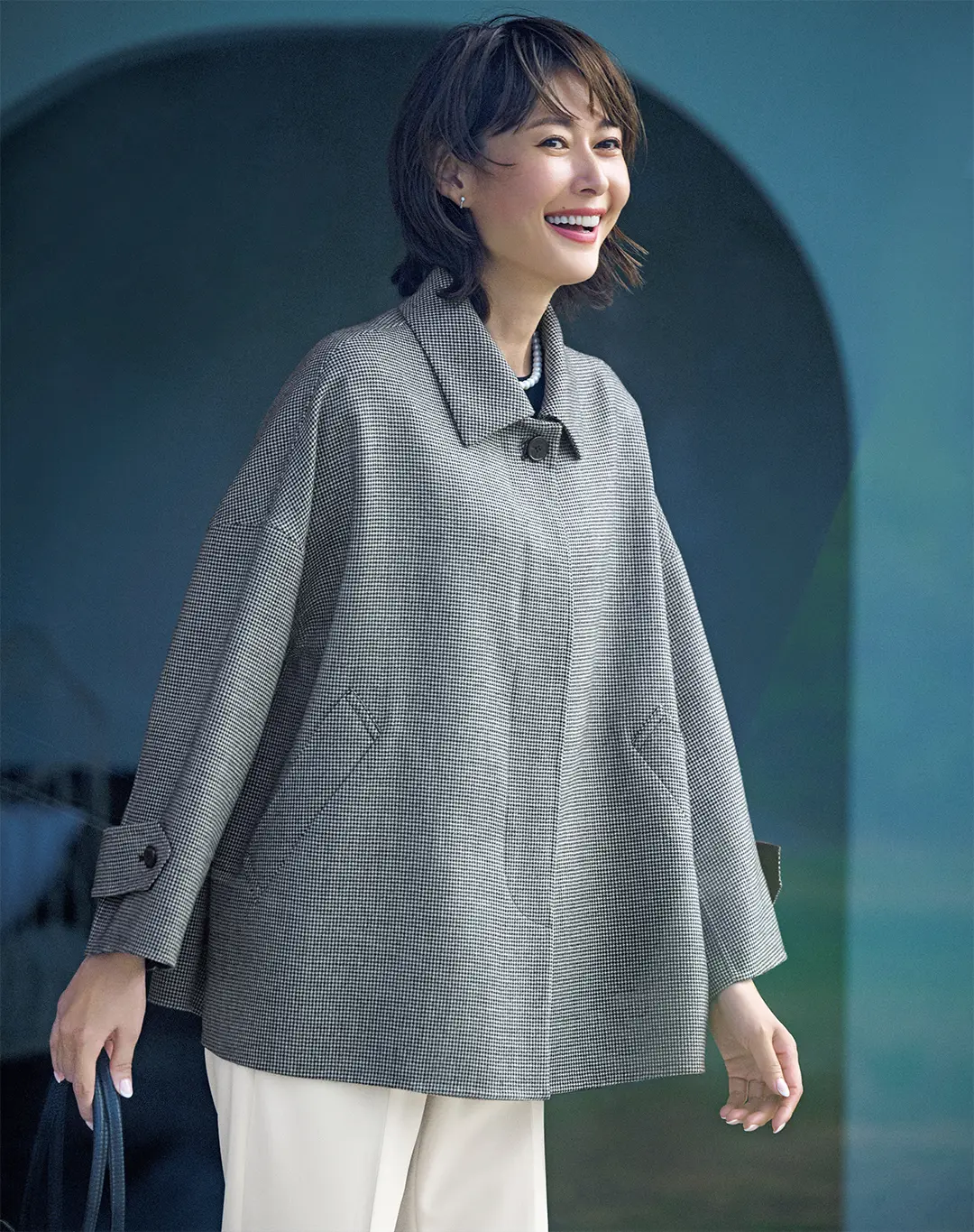 動くたびに視線を集める、ケープのように広がるシルエット。秋のコートはクラシカルが気分