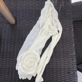 ポーチの中はカーディガン