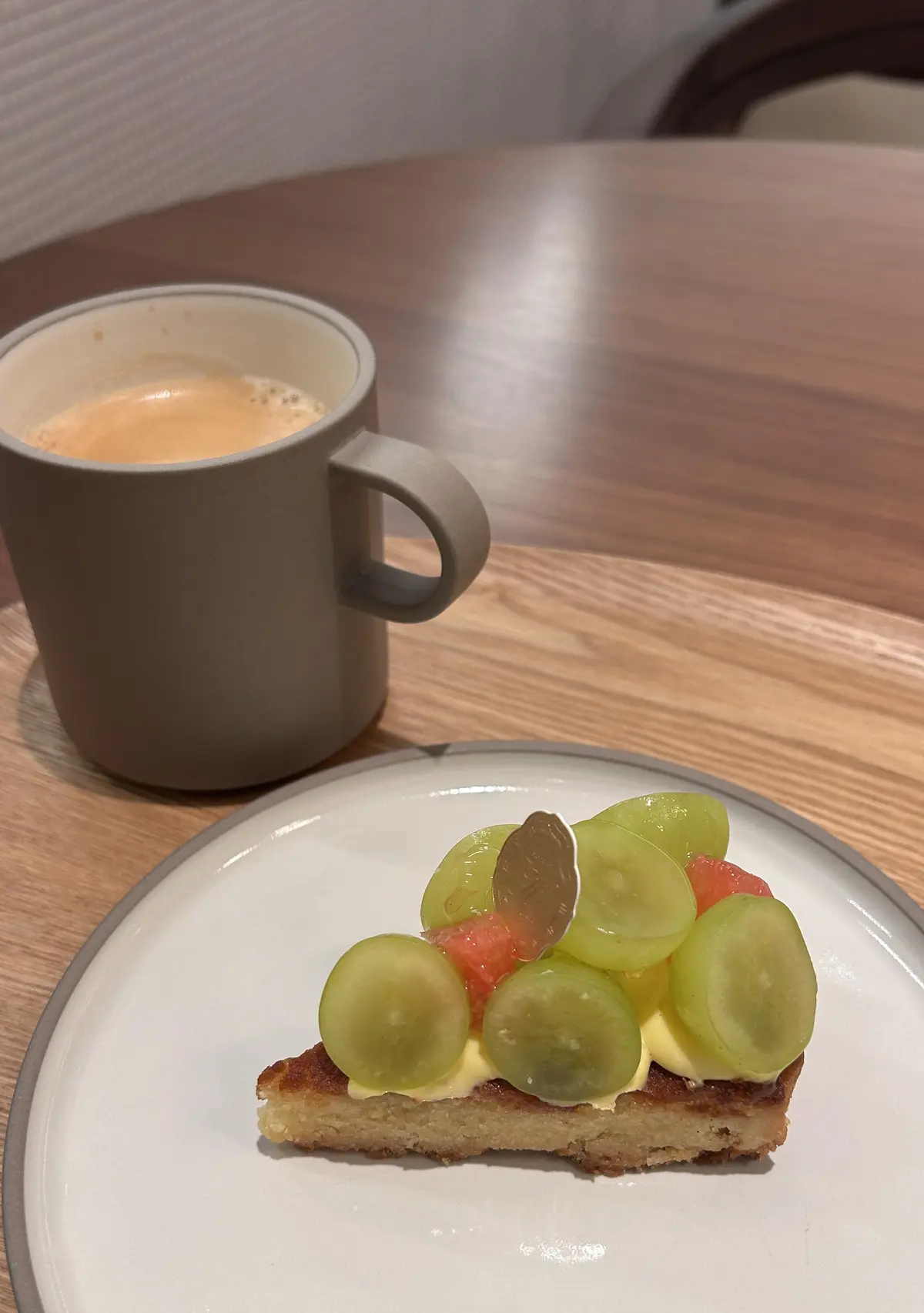 シャインマスカットタルトとコーヒー