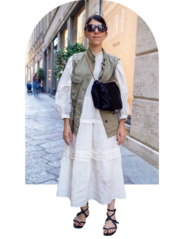 可憐なドレスにはベストとヴァレンティノのサンダルで力を抜いて