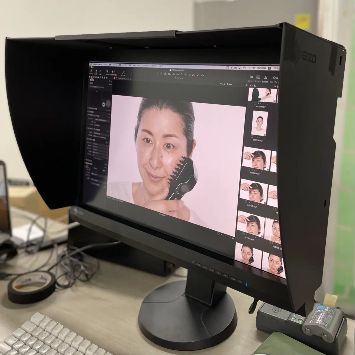 美顔器を使っている様子