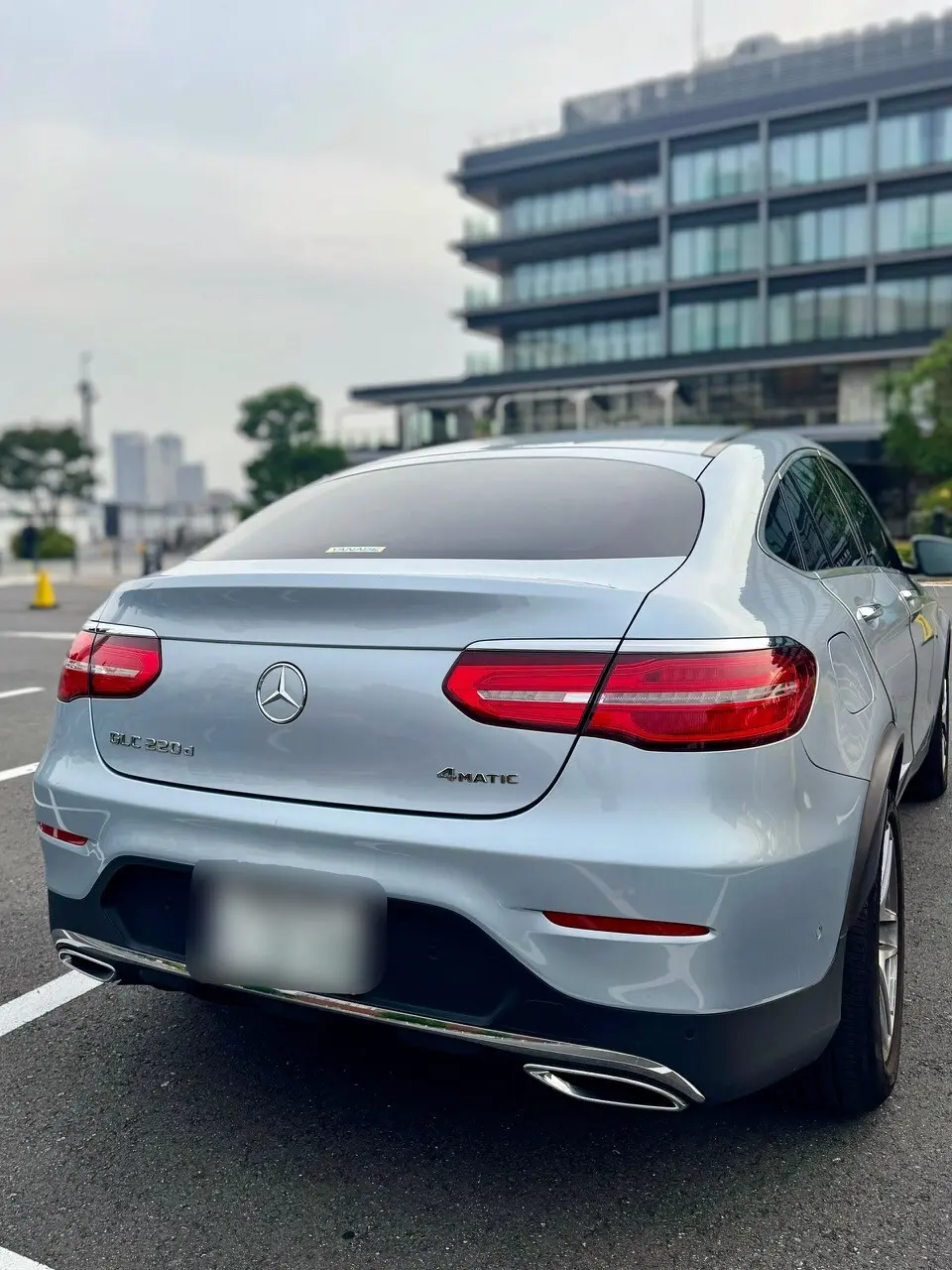 メルセデス・ベンツのGLC Coupéの後からみた外観