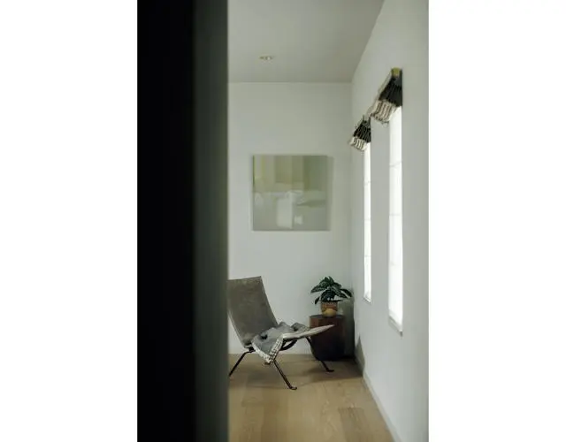 廊下から見える寝室の壁にも伊庭靖子氏の作品を。