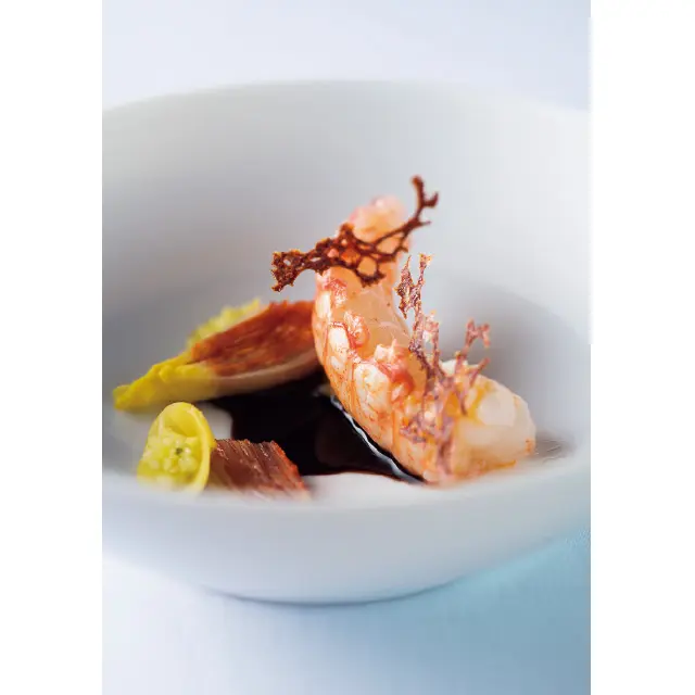 ラングスティーヌに、チョリソー、アンディーヴ、タイマンゴーを合わせて