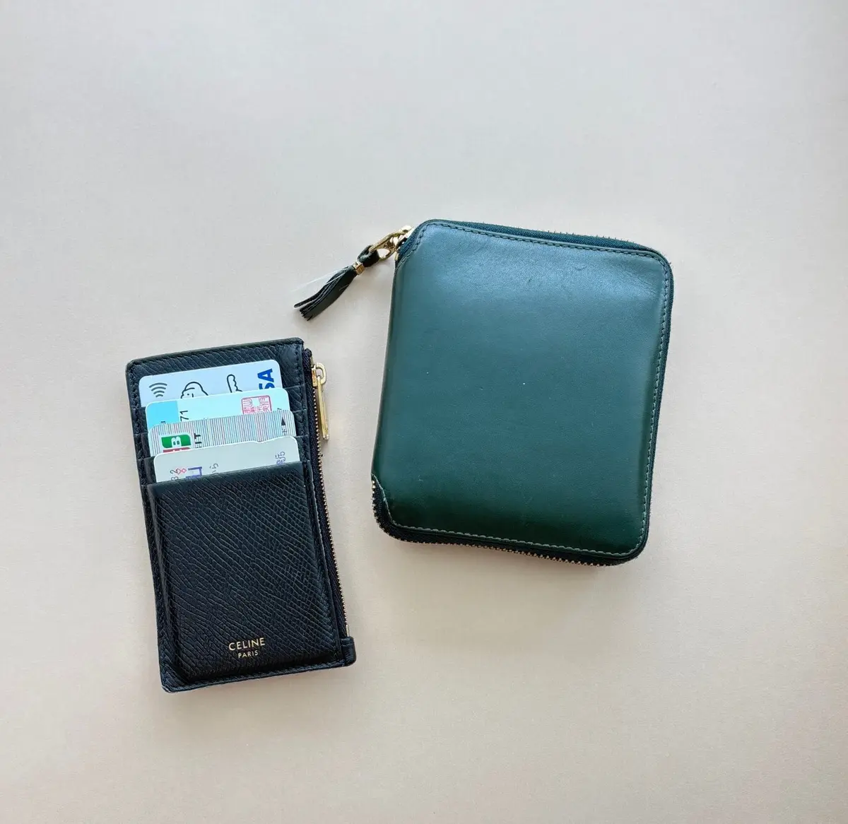 ウォレット コム デ ギャルソンの「二つ折り財布」と、セリーヌの「ジップ付きコンパクト カードホルダー」 （エクラ編集S山）