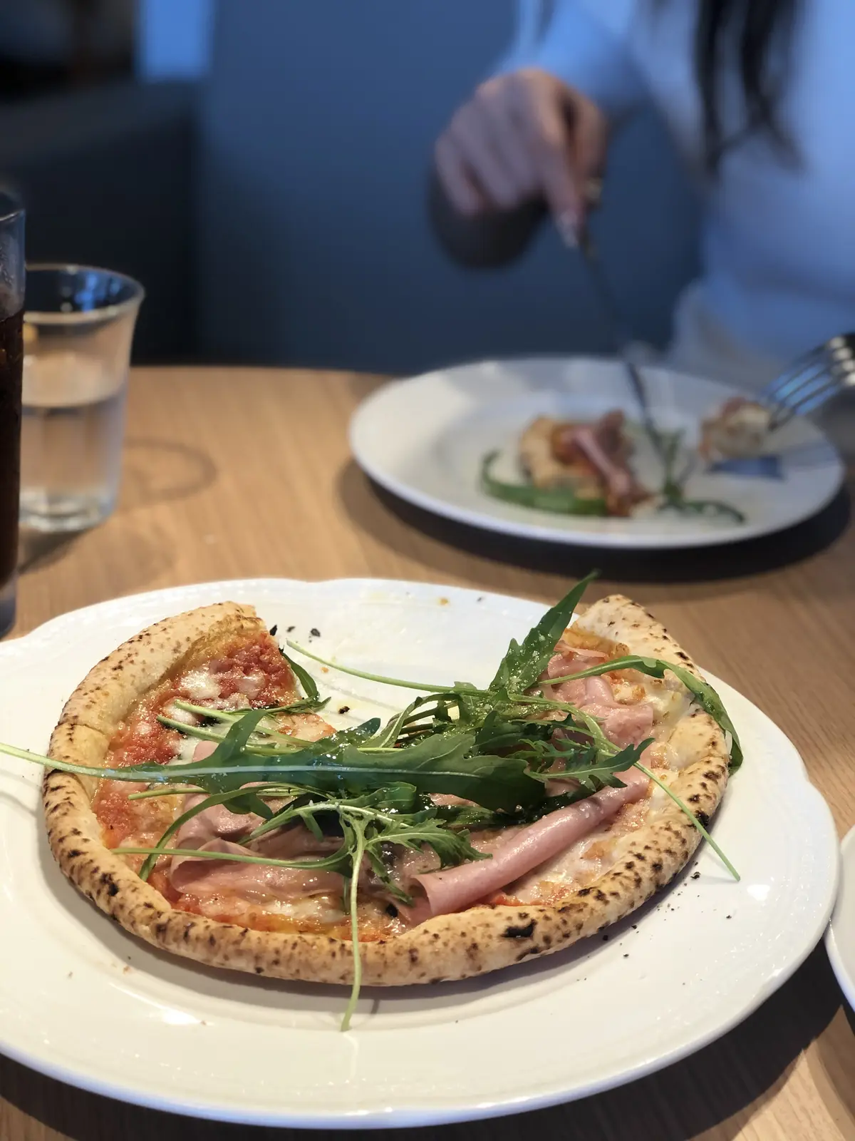 横浜ハンマーヘッド。ピザ。もちもち。ランチ。Pecorino Market＆Restaurant。ペコリーノ マーケット＆レストラン。ソファー席。店内。ゆったりシート。美味しい。楽しい。可愛い。