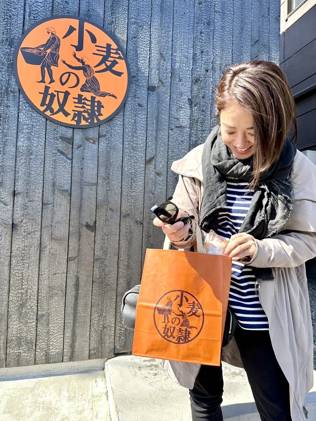 パン屋さんのお前で買ったものを確認中