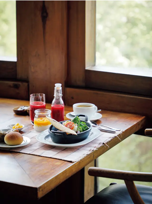 赤米を用いたブータン風おかゆ。サイドには、 トマトや玉ねぎを刻んだピリリと辛いあえ物が