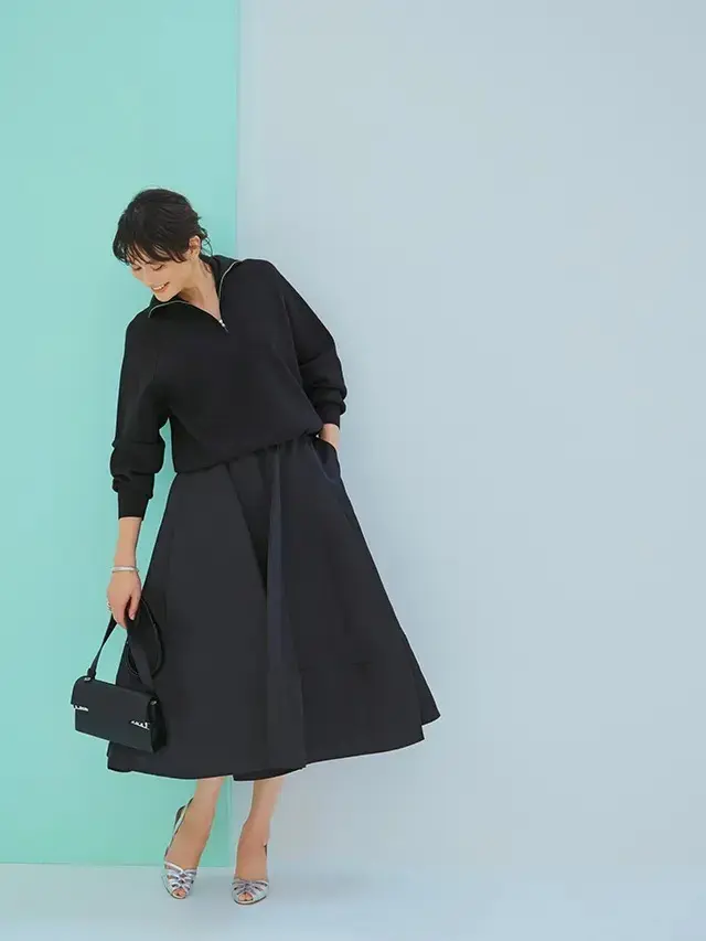 流行のハーフジップと可憐なフレアスカートが導くフレッシュコンサバの新境地