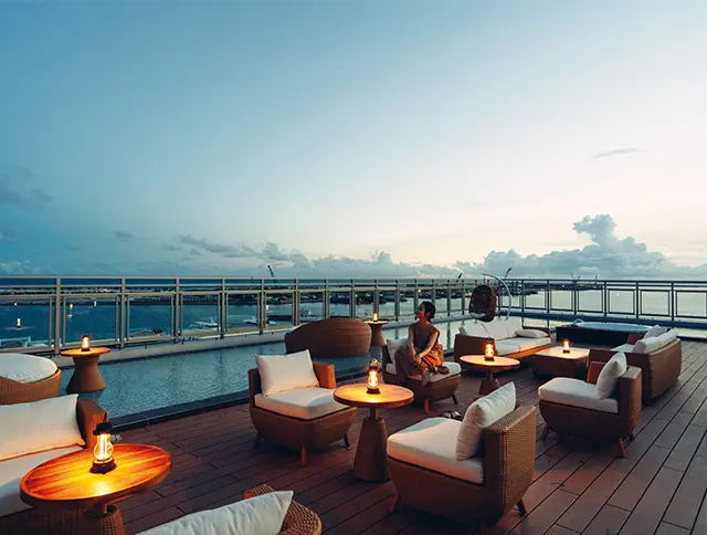 石垣港と海を一望できるルーフトップテラスも