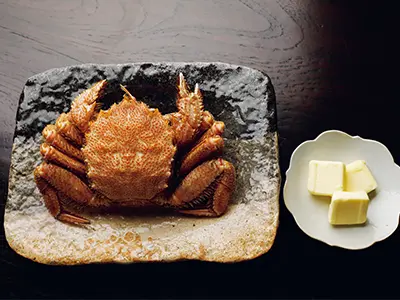 旬の毛ガニは生があれば、ぜひ生を手に入れて。バターを加えて風味をさらにアップ