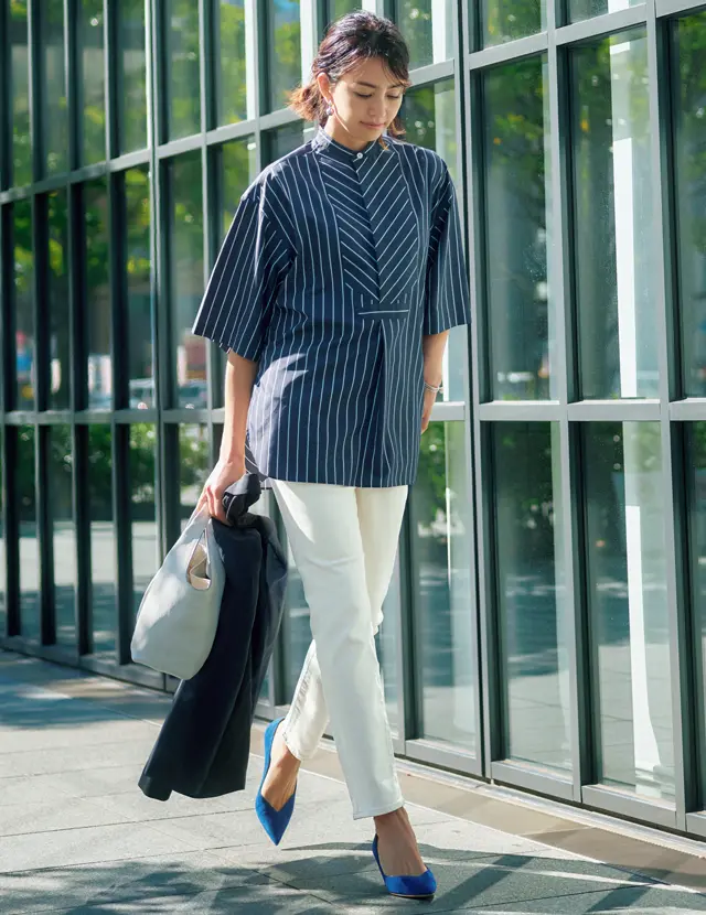 レッドカードの白デニム