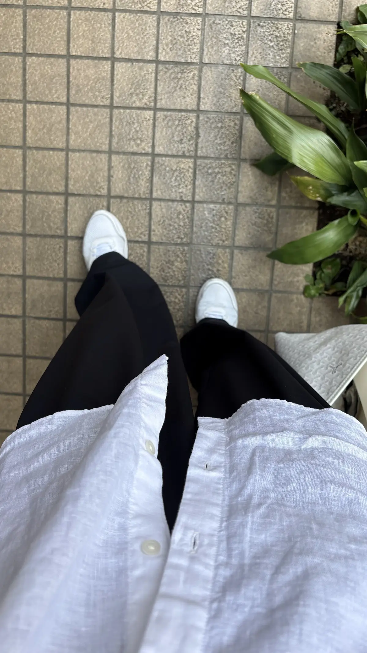 ユニクロ　リネンシャツ　長袖　日焼け対策　パンツコーデ　スニーカーコーデ　夏コーデ