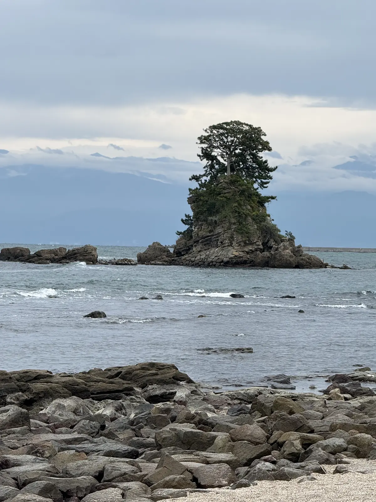 富山　海晴海岸　北陸巡り　夫婦旅　道の駅海晴　富山観光　富山観光スポット　義経岩　パワースポット　フォトジェニック　インスタ映えスポット