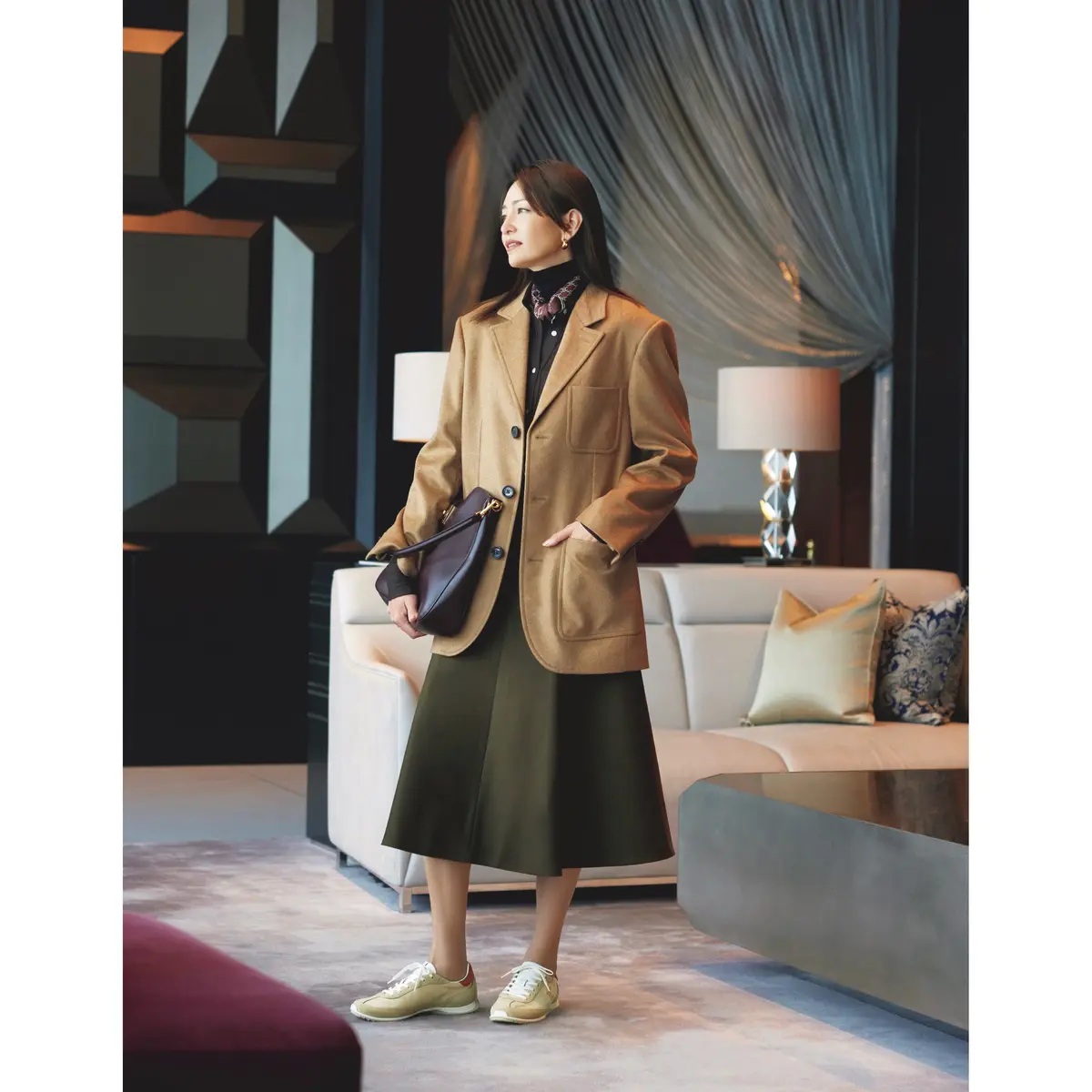 キャメルカラーのジャケットにブラウンのシャツとスカートを合わせたコーディネート　モデル・RINA