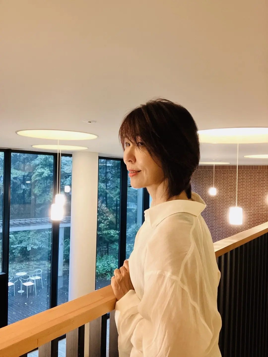 ヘアスタイル　ショート　ショートヘア　ミディアム　ミディアムヘア　 50代ショート　くびれショート　くびれミディアム　GU シアーシャツ デニム　jマダeclat