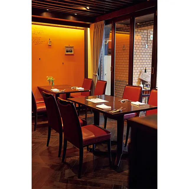 通りから 一段下がった場所に。