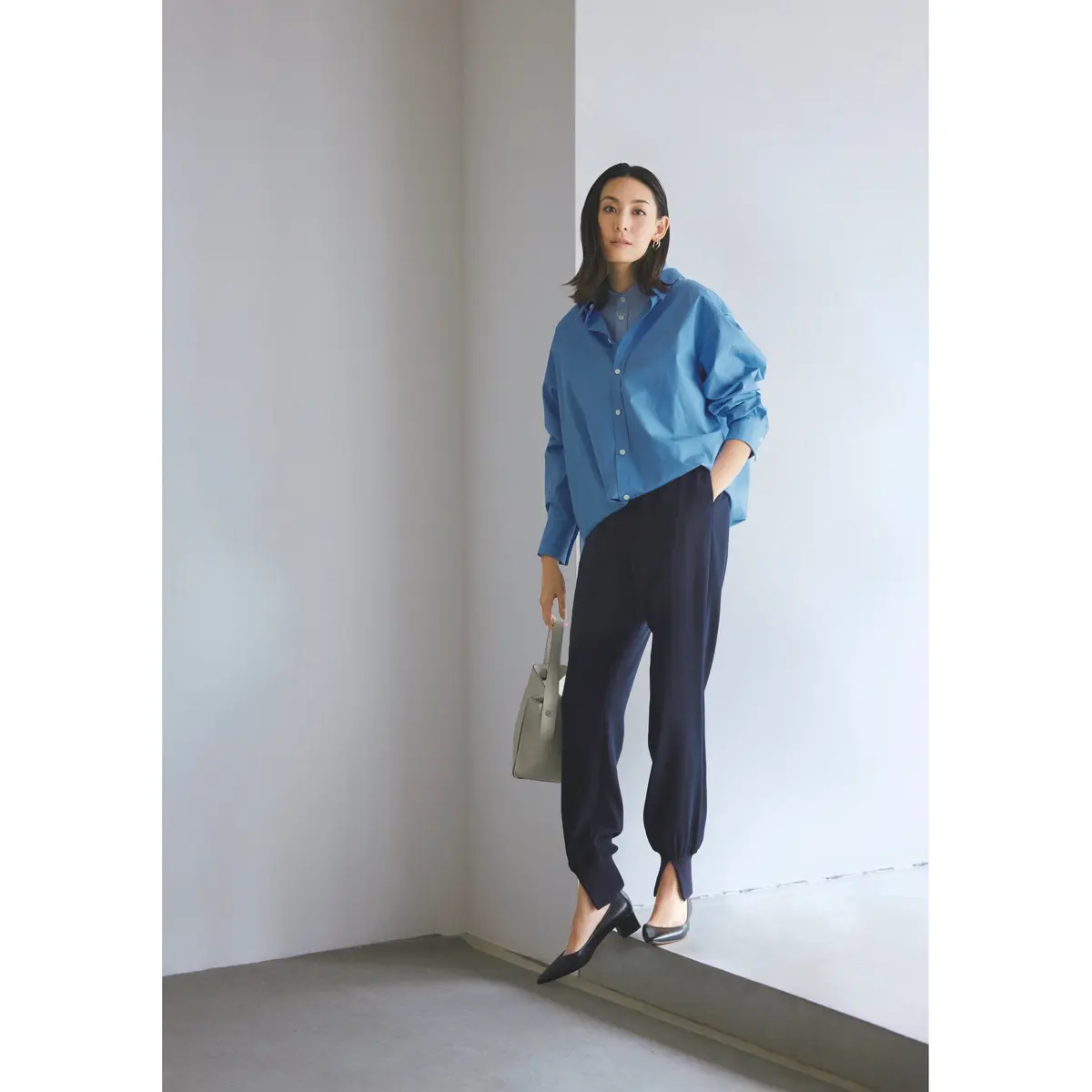 二枚重ね風デザインのブルーシャツにネイビージョガーパンツを合わせたコーディネート　モデル・LIZA