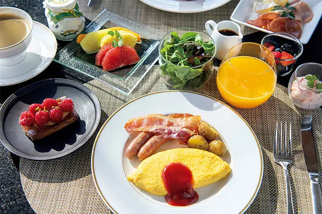 朝食、軽食、アフタヌーンテ ィー、ディナー前のオード ブル、スイーツ＆コーディア ルと一日に5回ものフード プレゼンテーションがある