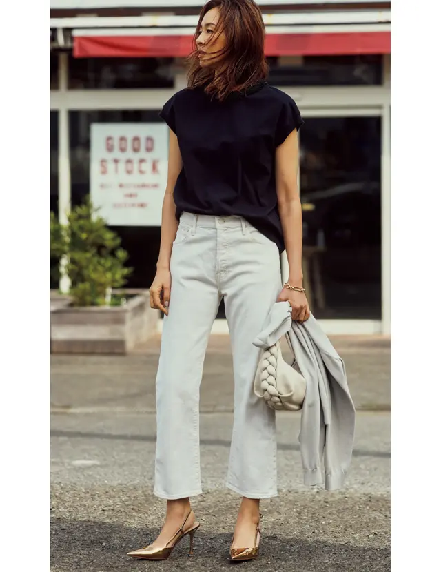 【50代に似合うデニム】シックなオイスターホワイトで着こなしが小粋に変わる