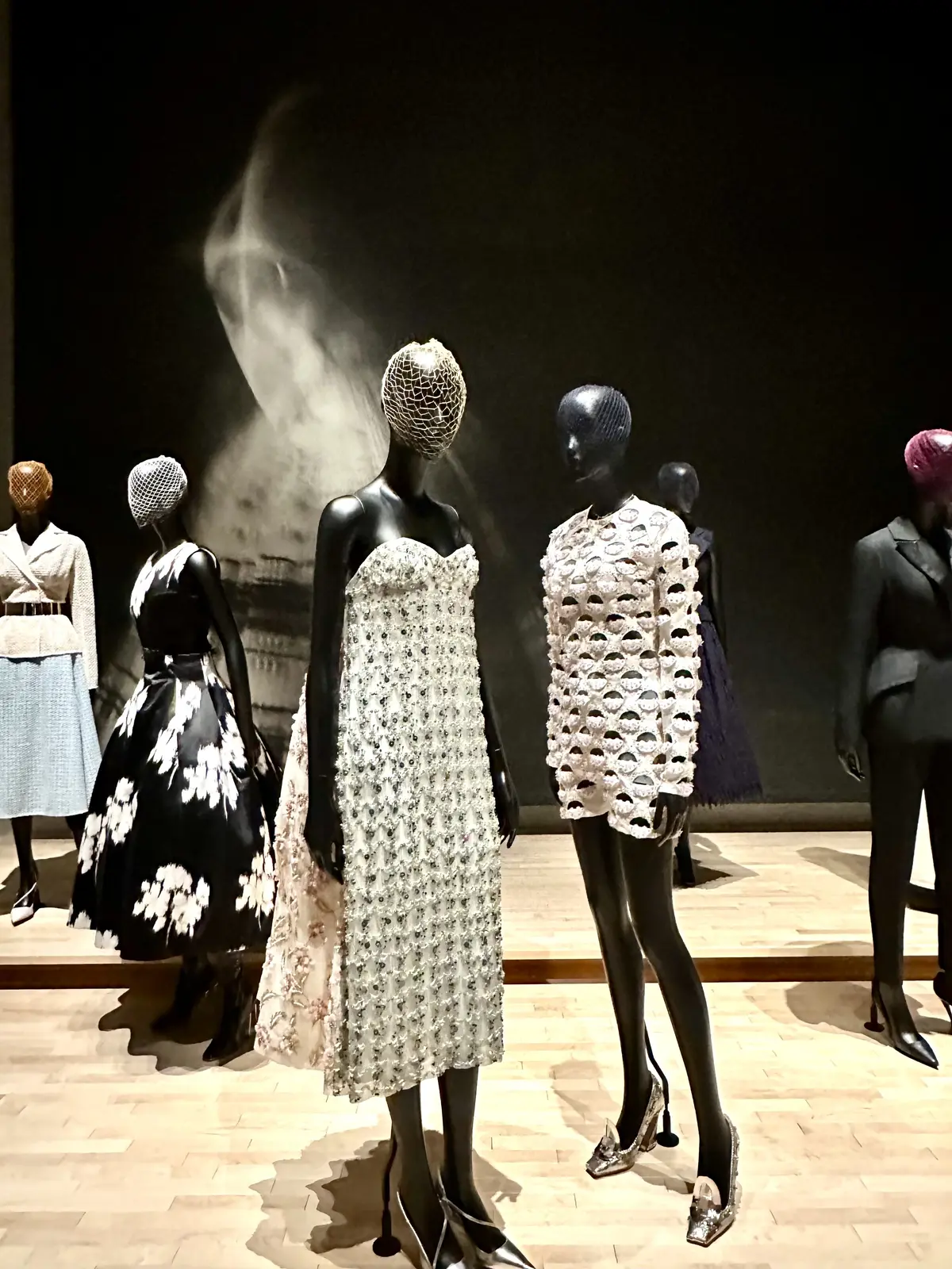 「クリスチャン・ディオール、夢のクチュリエ」ラフ・シモンズのデザイン