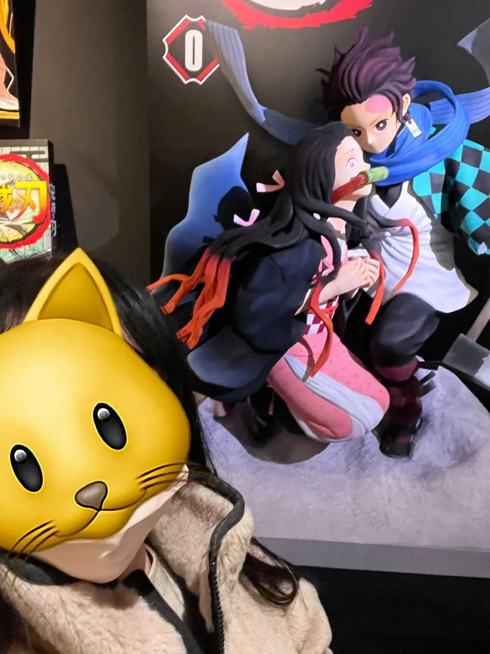 炭治郎と禰豆子のフィギュアの前でセルフィー