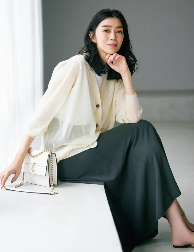 優しいアイボリーはこの夏の万能色。シアー素材で見た目も涼しく