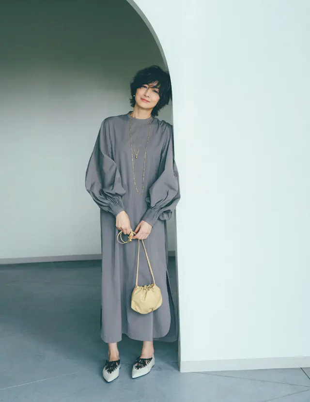 富岡佳子のボッテガ・ヴェネタのミニバッグ×モードな靴