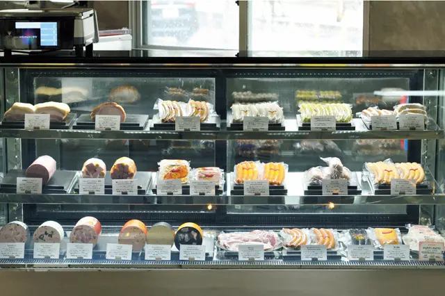 ドイツ製法でハム、ソーセージを製造する沖縄市『TESIO』の新店『TESIO2×』が一角に。ほか、北谷町から日本のビーントゥバーカルチャーをリードする『TIMELESS CHOCOLATE』のショップも