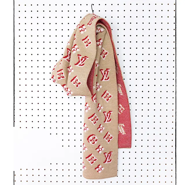 ルイ・ヴィトンのマフラー 「エシャルプ・3D モノグラム」