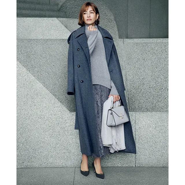足先までオールグレーながら、奥行き感のある着こなし