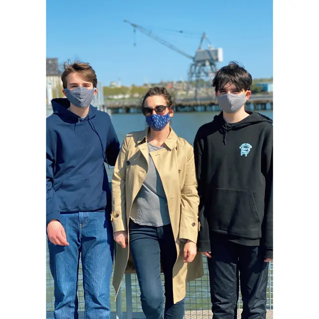 ❶息子ふたりとマスク姿で近所の運河沿いを散歩中