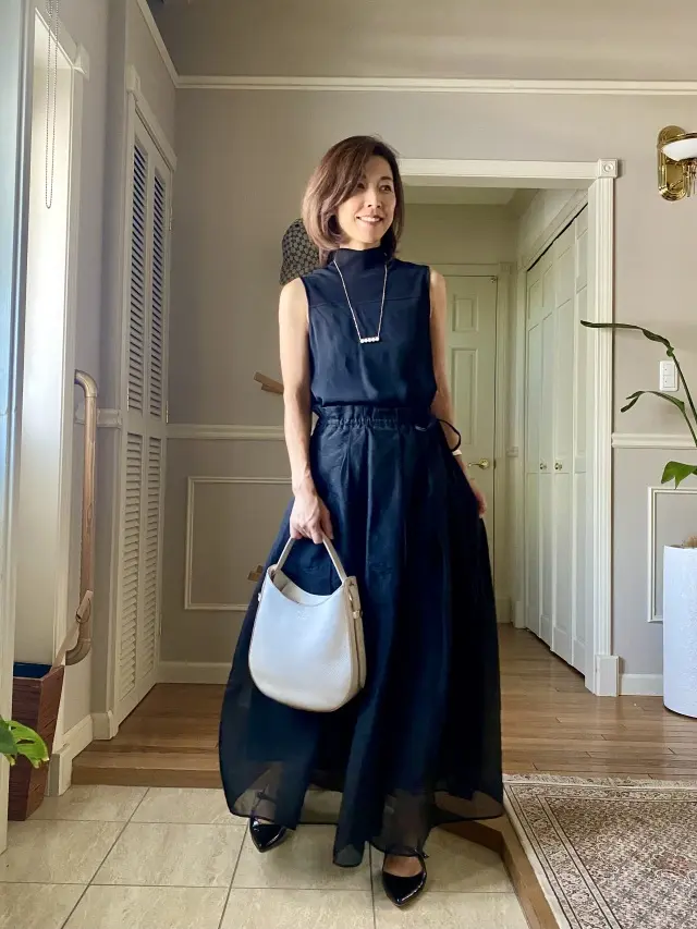 白が映えるブラックコーデの画像_1