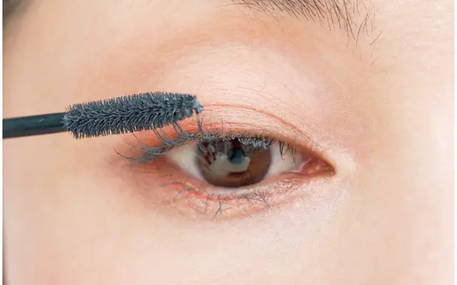 グレーのマスカラで目もとを柔らかに締める