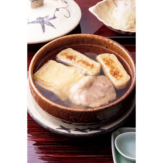 一番だしで鴨を炊き、 薄味ながら滋味深い。