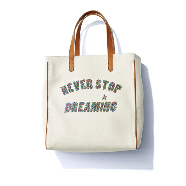 スパンコールロゴが大人かわいいキャンバス地のマーケットバッグ　￥58,000／ゴールデン グース 東京店（ゴールデン グース）