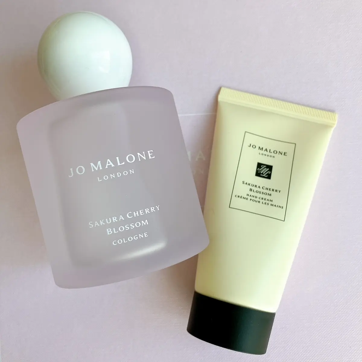 ジョー マローン「サクラ チェリー ブロッサム」。写真左のコロン（100mL ¥22,660）写真右ハンドクリーム（50mL ¥6,160）
