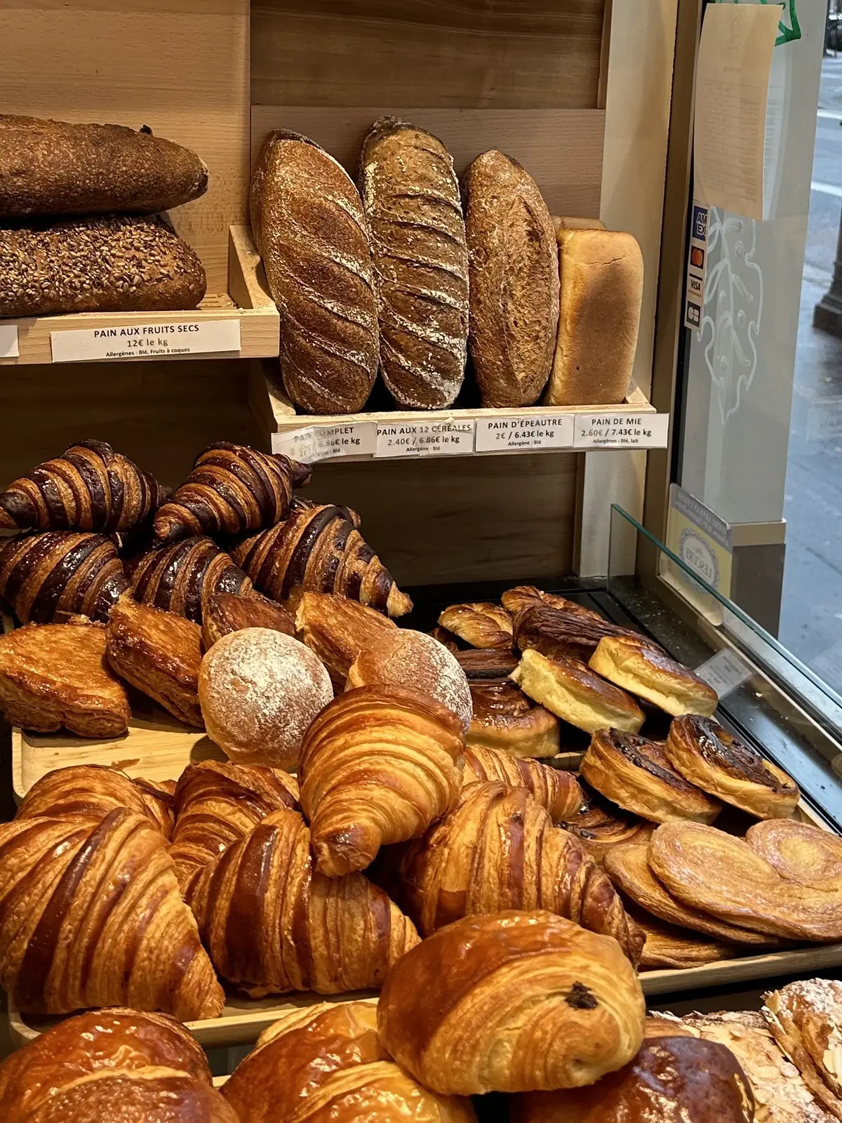 パリ　クロワッサン　パン屋　ブーランジェリー