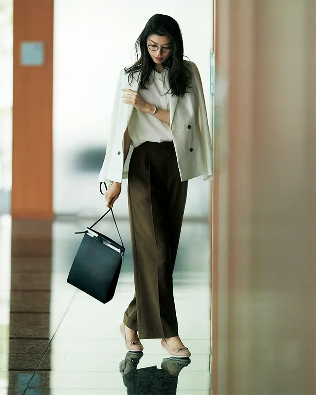 ビジネススタイルにはきれいめベージュのビットつきフラットで品よく