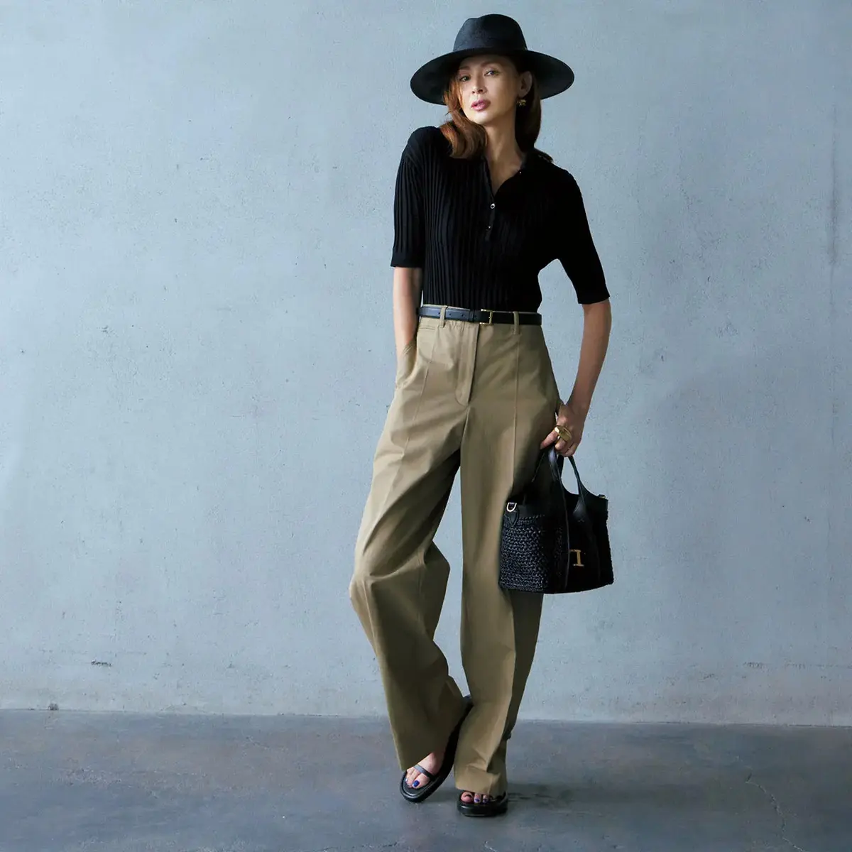 チノパンツはワイドレッグに更新を。大人らしいモダンな迫力が手に入る