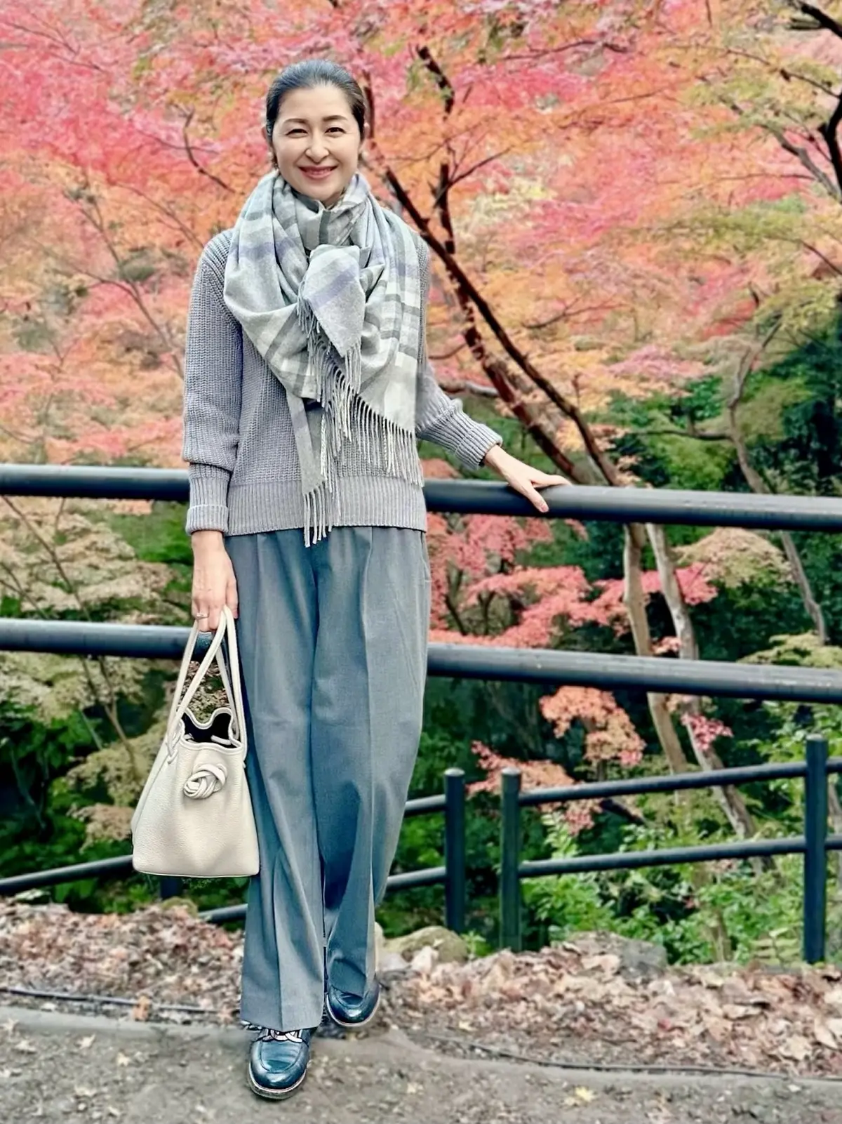 ユニクログレーパンツ、グレーニット、グレーチェックストール、白バッグ、ネイビーローファー