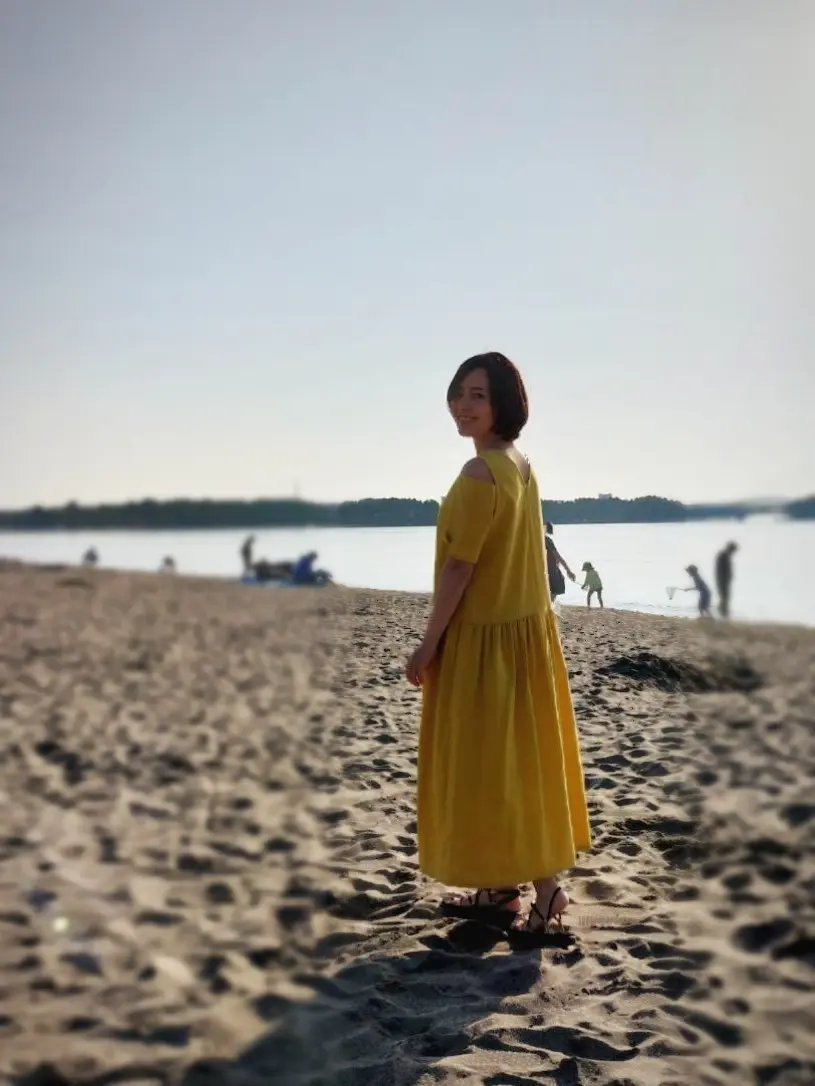 海の公園、40代ファッション、リネンワンピース、Tevaのスポーツサンダル、VOYA INFINITY METALLIC