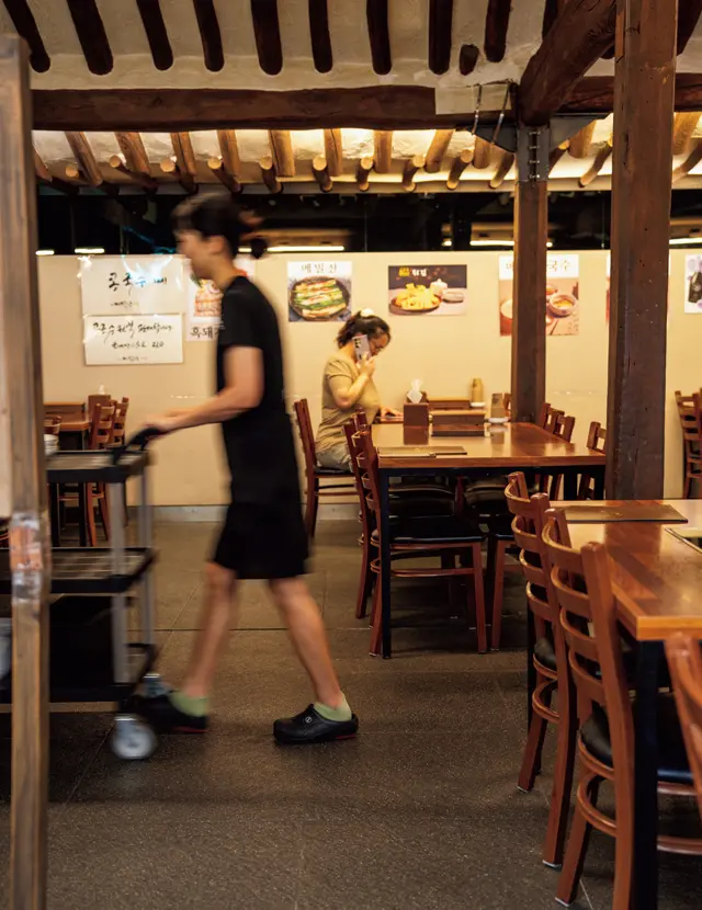 木の温かみを感じられる韓屋で、ゆっくり食事を楽しみたい
