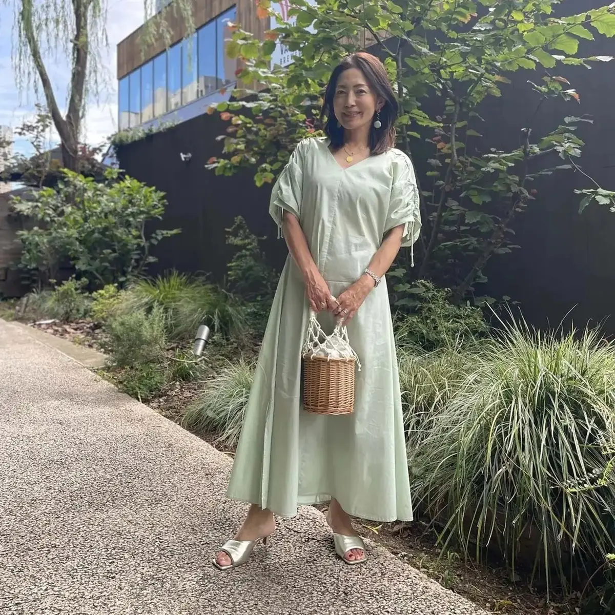 【50代のワンピースコーデ7選】落ち着いた単色カラーが人気！暑さ残る今の季節に着たい一着