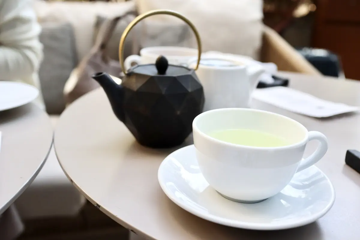 District – Brasserie, Bar, Lounge、キンプトン新宿東京、ディストリクト ブラッスリー・バー・ラウンジ、テラス、テラス席、ソファ、ソファ席、ランチ、アフタヌーンティー、いちごアフタヌーンティー、新宿、ホテル、白、白ニット、カシミヤ、カシミヤ100%、SDGS、ボブ、ミディアムヘア、春服、冬服、ヘアチェンジ、イメチェン、いちご、暖かい、柔らかい、Ｖネック、スタイルアップ、ゆるり感、さりげない、春コーデ、春服コーデ、冬コーデ、春ファッション、テーブル席、キレイめニット、いちご、ピンク、アフタヌーンティー、いちごアフタヌーンティー、ピンクアフタヌーンティー、ドリンクフリー、飲み放題、ドリンク飲み放題、紅茶、ハーブティー、カフェ、コーヒー、ミルクティー、ロイヤルミルクティー、煎茶、特上煎茶、特別感、ランチ、カフェ、可愛い、綺麗、美味しい、楽しい、嬉しい、爽やか、新鮮、可愛い、綺麗め、きれいめ、楽しい、嬉しい、幸せ、爽やか、気持ちいい、気持ちのいい空間、くつろぐ、ゆったり、プライベート感、特別感、貸し切り状態、新鮮、爽やか、穏やかな時間、寛ぐ、くつろぐ空間、くつろぐ席、ゆったり席。