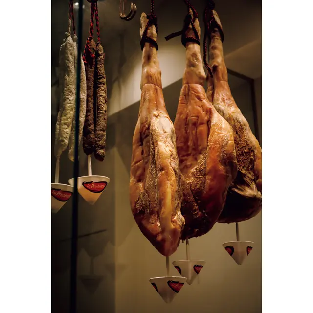 フランス・スペインを中心に、スロベニアのレアな生ハムまでそろえる