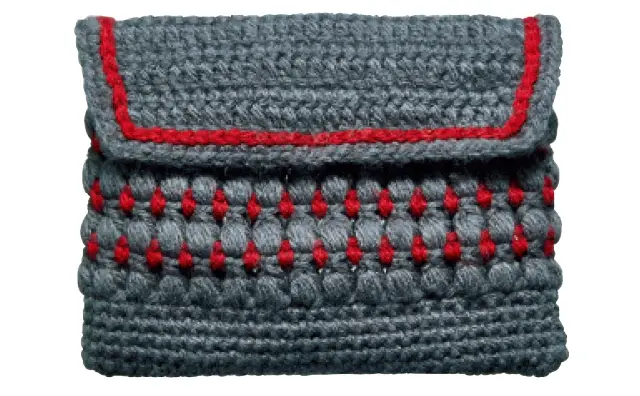 山本浩未さん使用の友人の手編みポーチ。