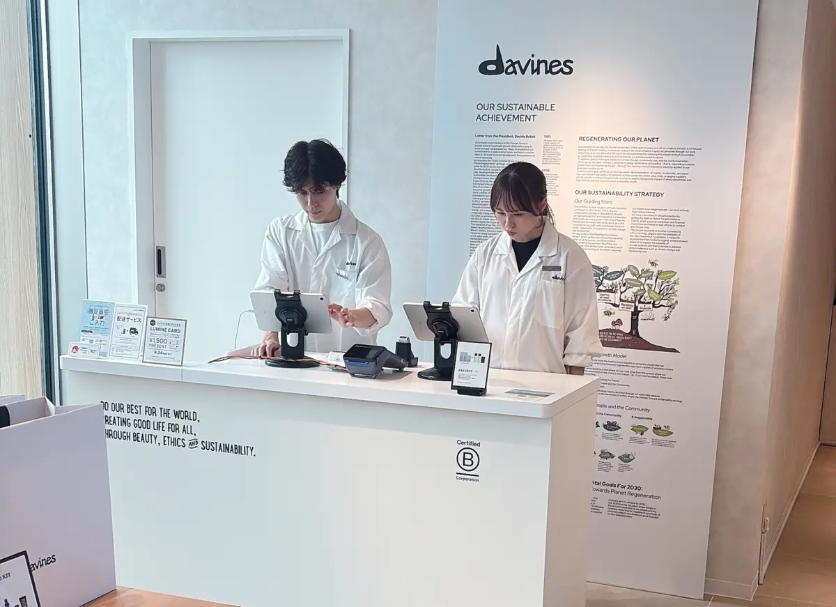 ニュウマン高輪　ダヴィネス ディスカバリーラボ　 “ラボ”という名前のとおり、ショップスタッフは白衣を着用。ひとり一人の髪のお悩みや、なりたいスタイルに合わせた、丁寧なアドバイスを受けることができます。無料でマイクロスコープによる頭皮チェックも受けられます