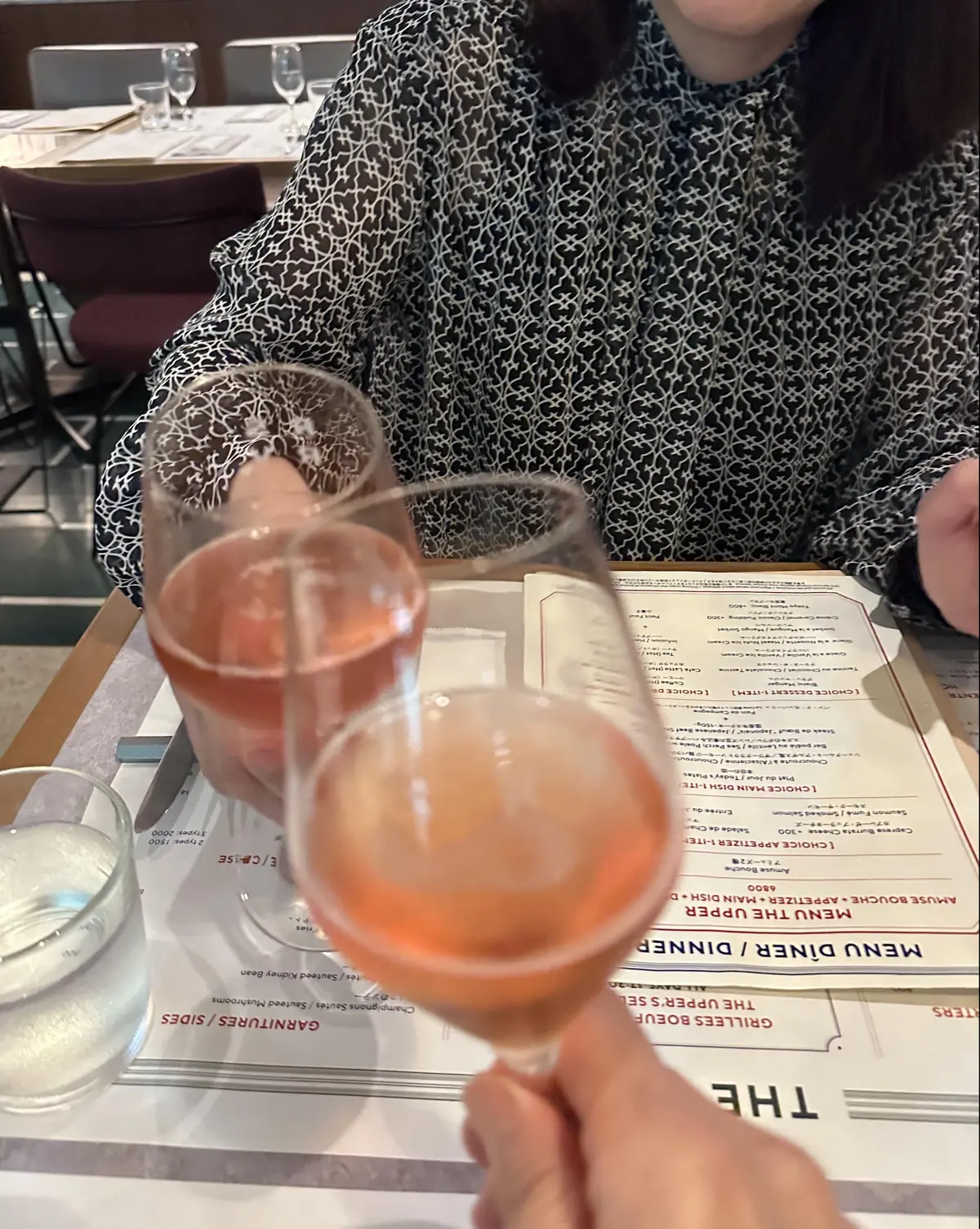 ベージュブラウンのジレが大活躍の画像_6